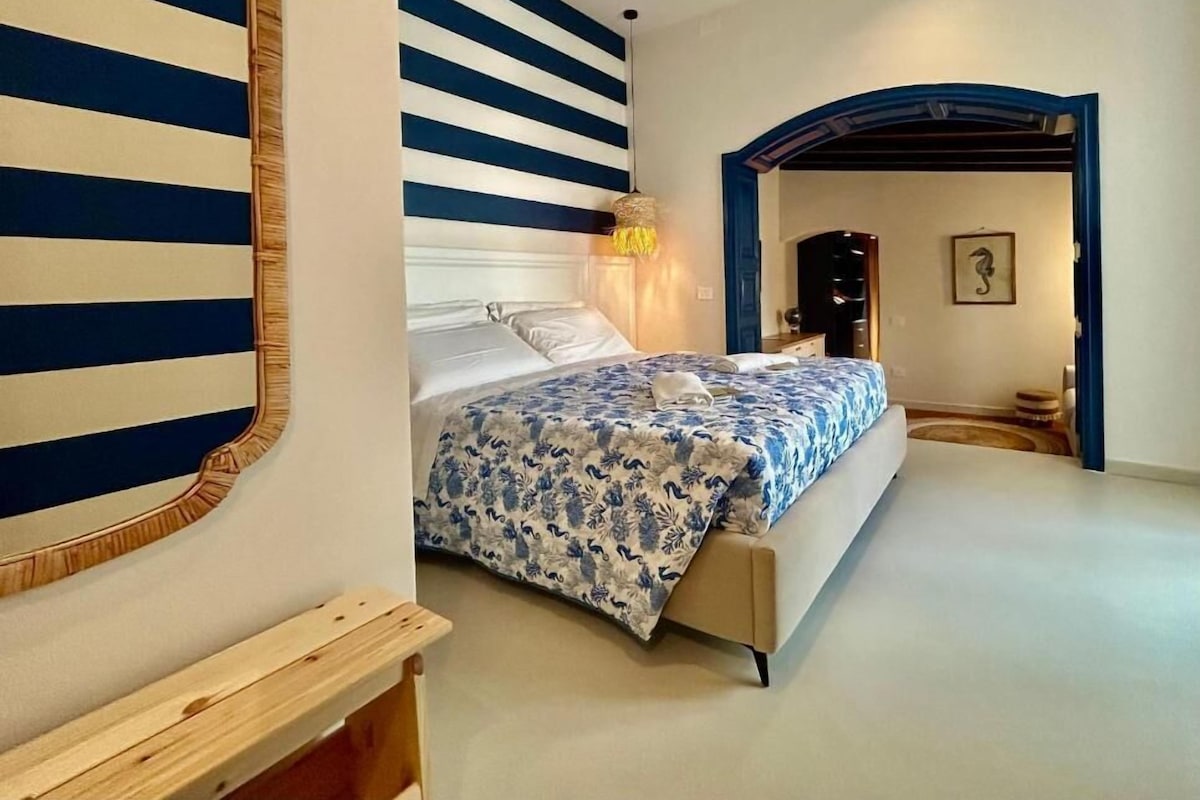 Superior tweepersoonskamer, 1 queensize bed met slaapbank, patio, uitzicht op binnenplaats | Een kluis op de kamer, verduisterende gordijnen, geluiddichte muren