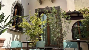 A building with a balcony, a door, and a window. - La Pépite (viareggio)
