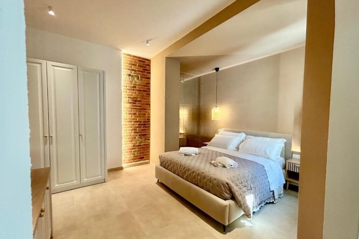Deluxe tweepersoonskamer, 1 queensize bed, niet-roken, privébadkamer | Een kluis op de kamer, verduisterende gordijnen, geluiddichte muren