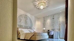 Superior Double Room, 1 King Bed, Balcony, Courtyard View | In-room safe, blackout drapes, soundproofing - La Pépite (viareggio)