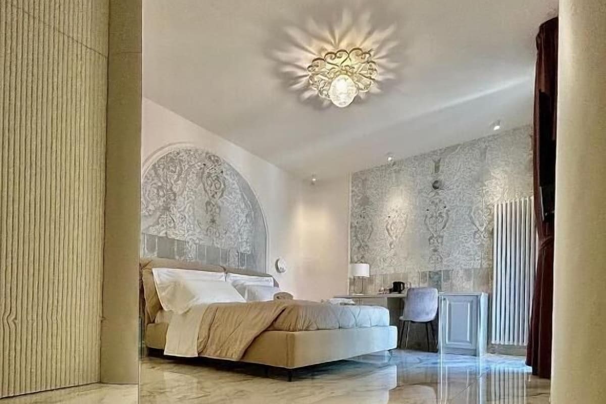 Superior tweepersoonskamer, 1 kingsize bed, balkon, uitzicht op binnenplaats | Een kluis op de kamer, verduisterende gordijnen, geluiddichte muren