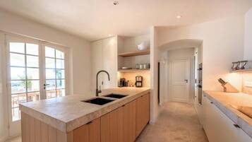Coffee/tea maker, fridge, microwave, oven