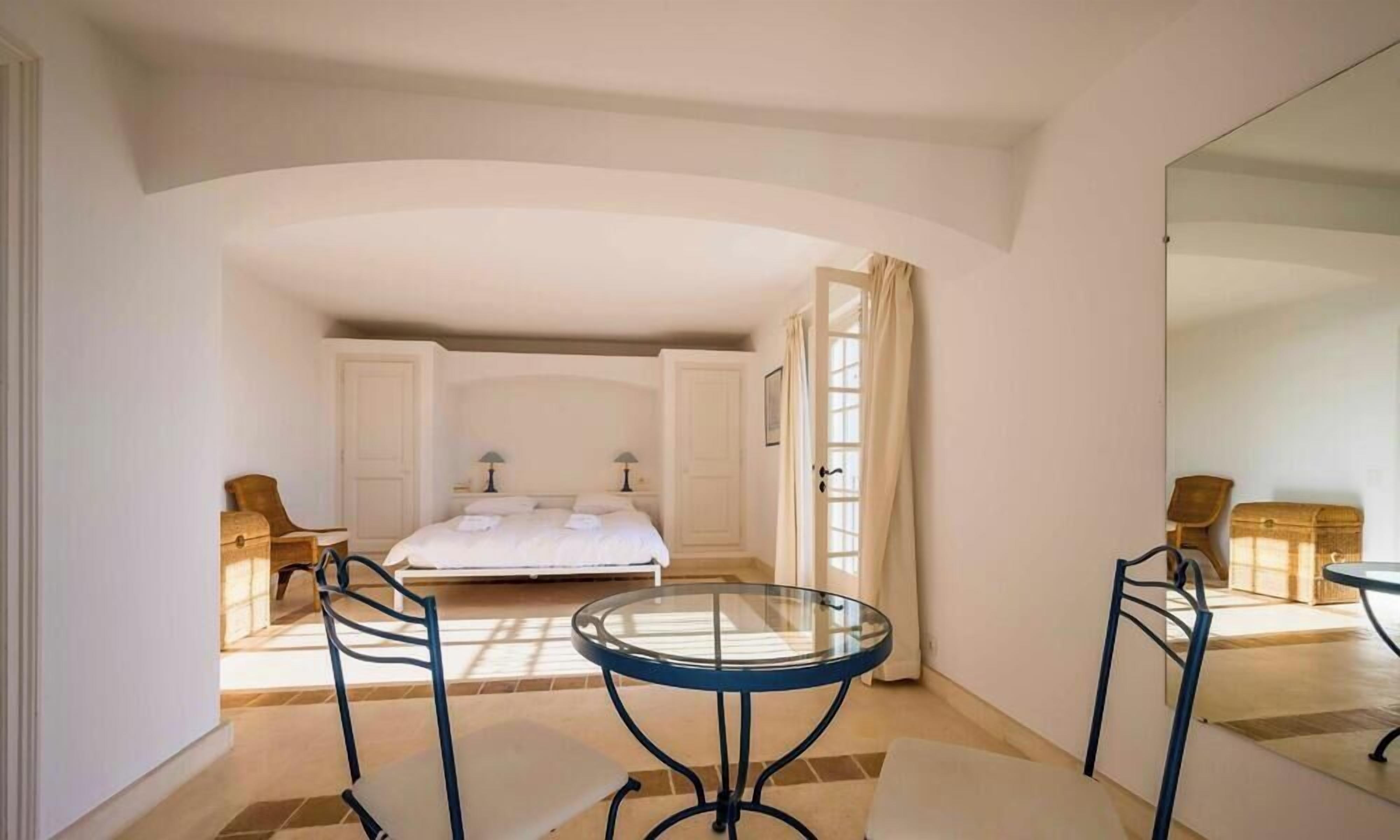 5 bedrooms, WiFi, bed sheets