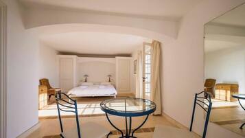 5 bedrooms, WiFi, bed sheets