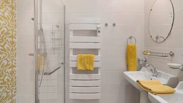 Shower, hair dryer, towels