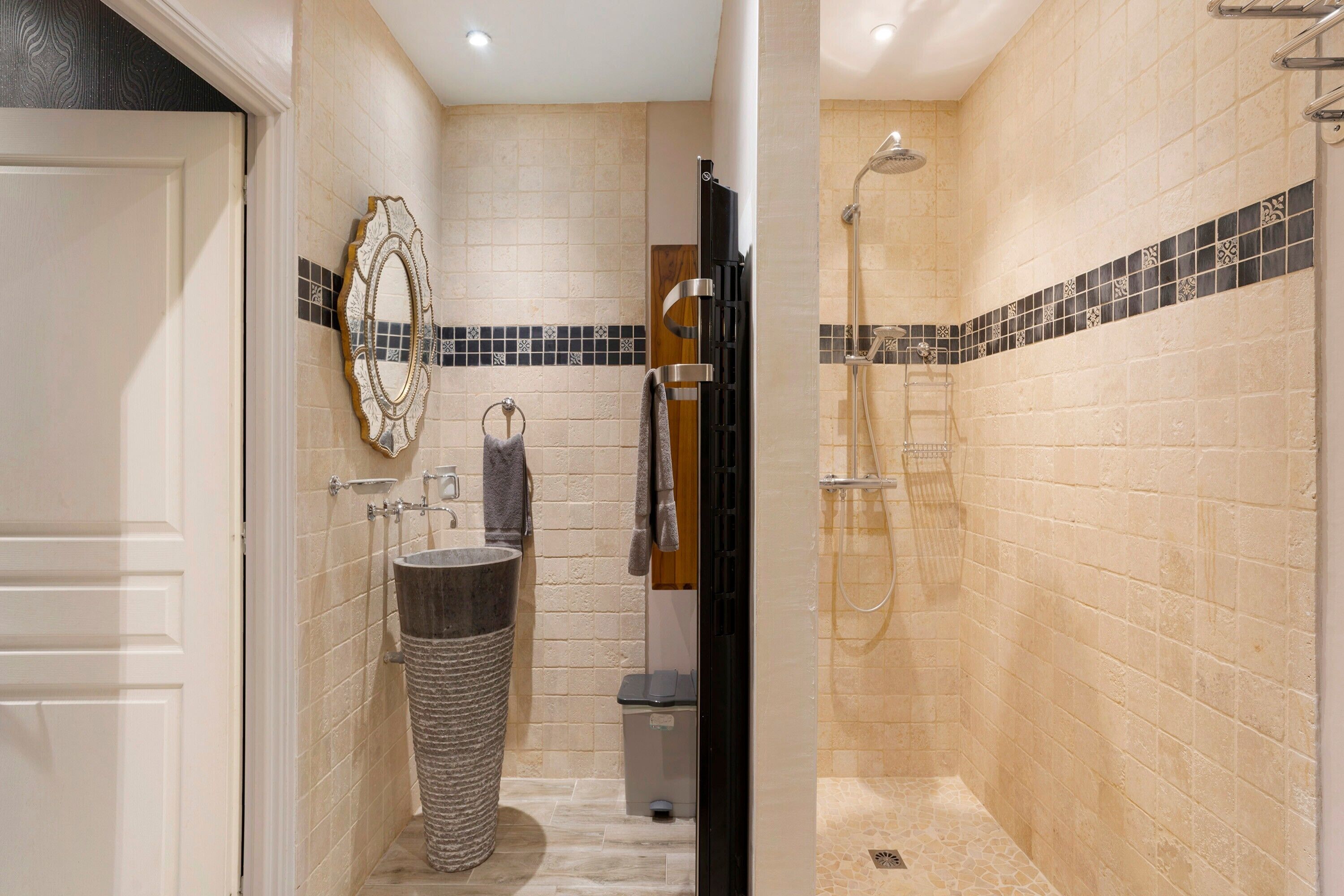 Douche, sèche-cheveux, serviettes fournies