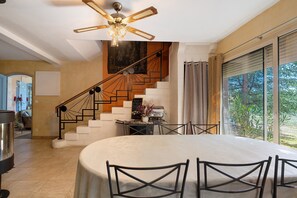 Dining - La table de pierre – Dalila Room (Lussas-et-Nontronneau)