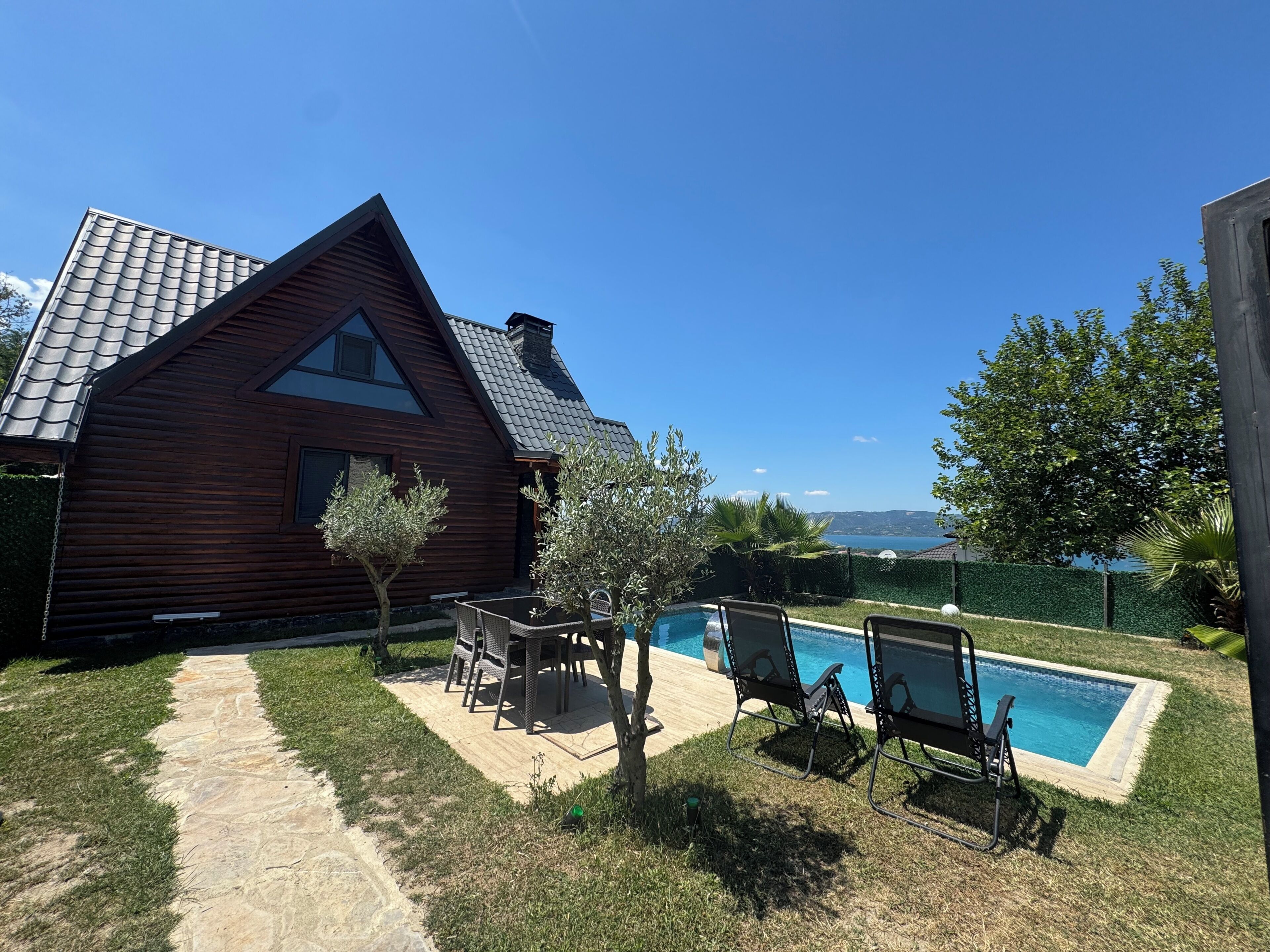 Piscine intérieure, piscine extérieure