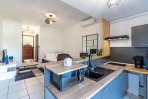 A modern kitchen with a built-in oven, a sink, and a coffee machine. - La Plage d'Irène (Appartement n°36) - Avec balcon (San-Nicolao)