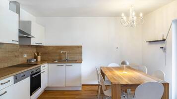 Wasserkocher mit Kaffee-/Teezubehör, Kühlschrank, Ofen, Herdplatte