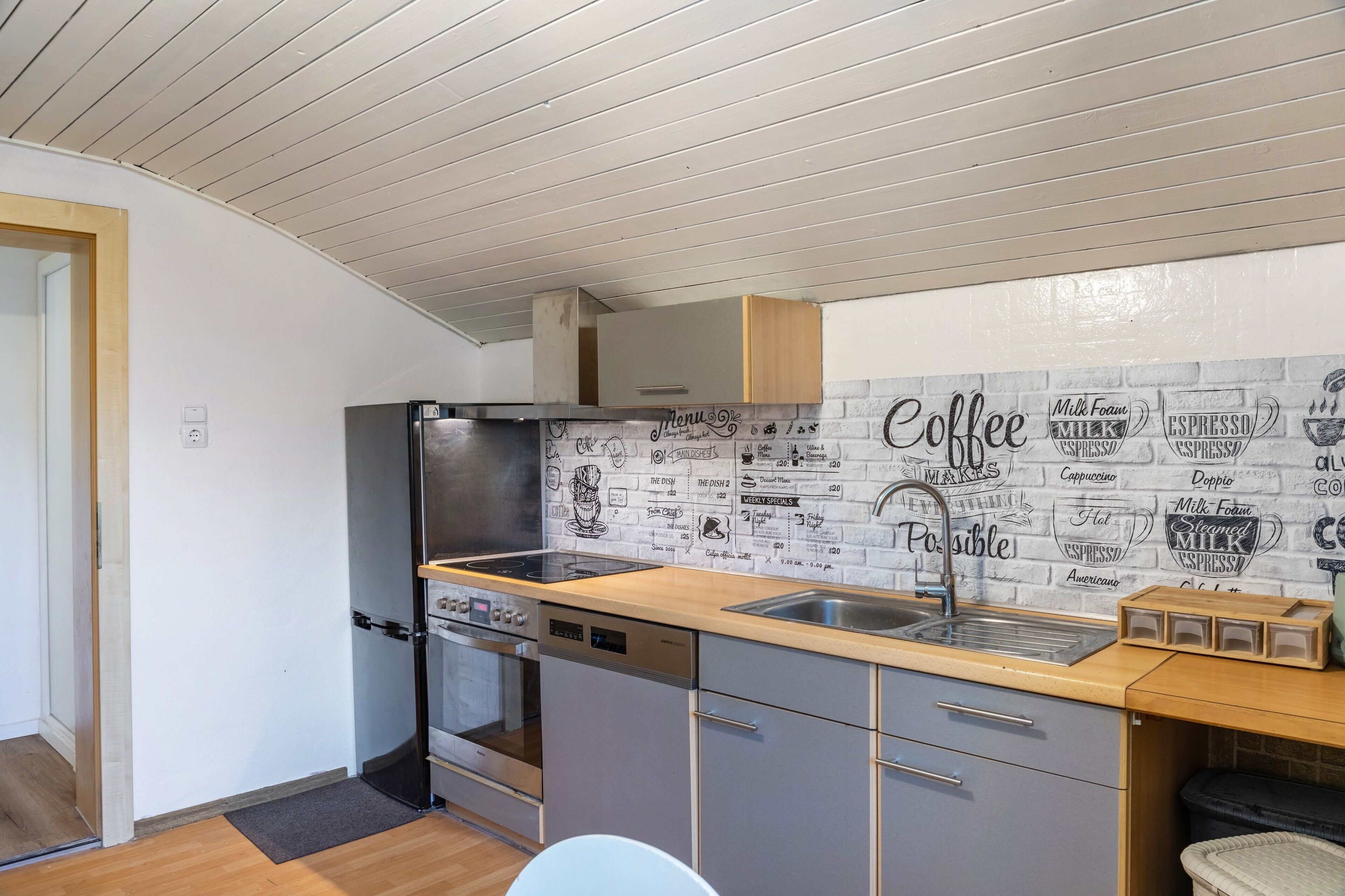 Wasserkocher mit Kaffee-/Teezubehör, Kühlschrank, Ofen, Herdplatte