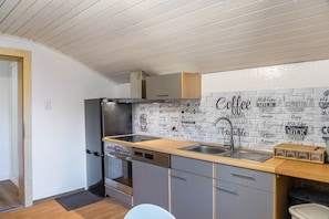 Cafetera y tetera, refrigerador, horno y parrilla de estufa 