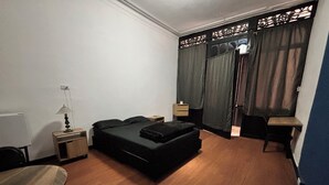 A hotel room with a bed, a desk, a chair, a lamp, and a wardrobe. - APARTMENT IN BOGOTÁ'S HISTORIC CENTER (Bogotá, D.C.)