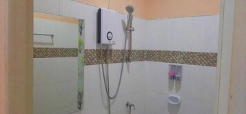 Chuveiro, toalhas de banho, sabonete, shampoo