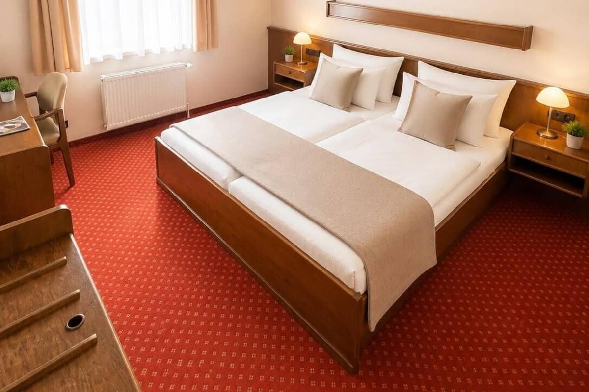 Kamar Double Basic, Bebas Asap Rokok | Meja kerja dan didekorasi berbeda-beda