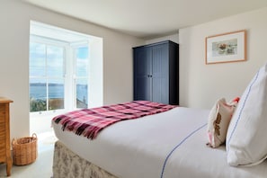 House | 4 bedrooms, iron/ironing board - Holiday Home in Falmouth With Harbour Views (Falmouth)