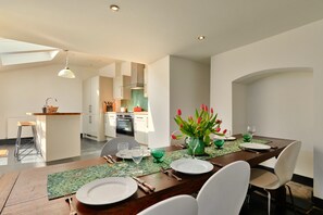 House | Dining - Holiday Home in Falmouth With Harbour Views (Falmouth)