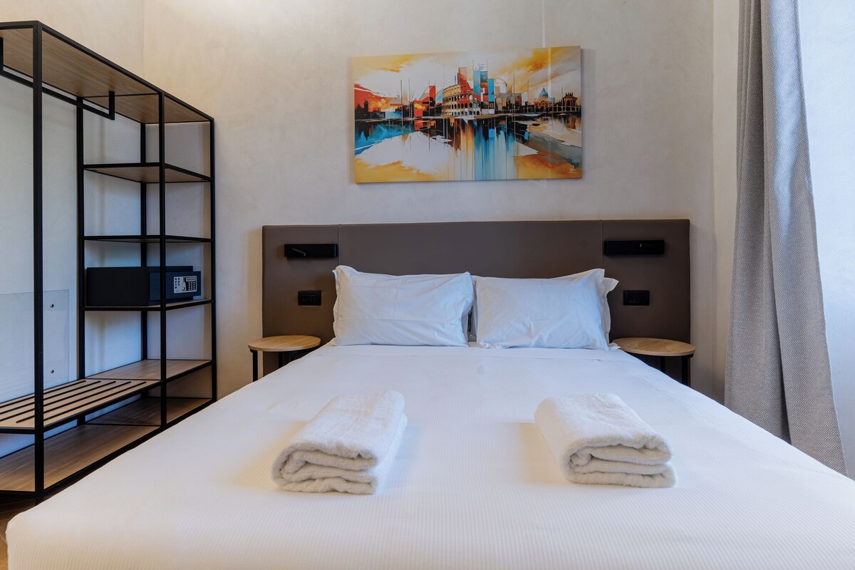 Superior Quadruple Room, City View | Bar mini, peti besi dalam bilik, meja, ruang kerja komputer riba 