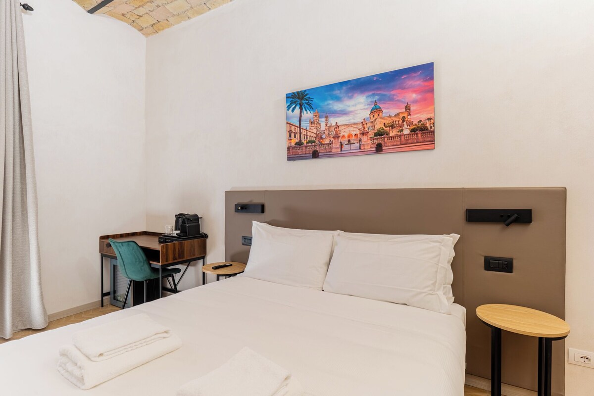 Classic Double Room, Courtyard View | Bar mini, peti besi dalam bilik, meja, ruang kerja komputer riba 