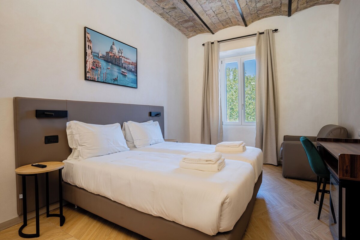 Deluxe Triple Room, City View | Bar mini, peti besi dalam bilik, meja, ruang kerja komputer riba 