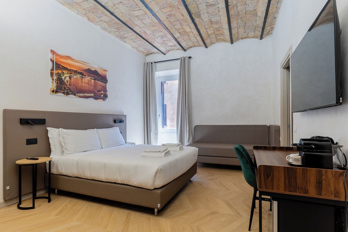 Comfort Triple Room, Courtyard View | Bar mini, peti besi dalam bilik, meja, ruang kerja komputer riba 