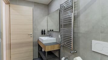 Deluxe Triple Room, City View | Bathroom | Shower, free toiletries, hair dryer, towels