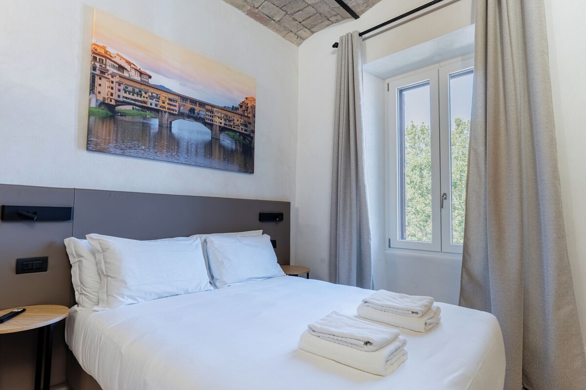 Deluxe Double Room, City View | Bar mini, peti besi dalam bilik, meja, ruang kerja komputer riba 