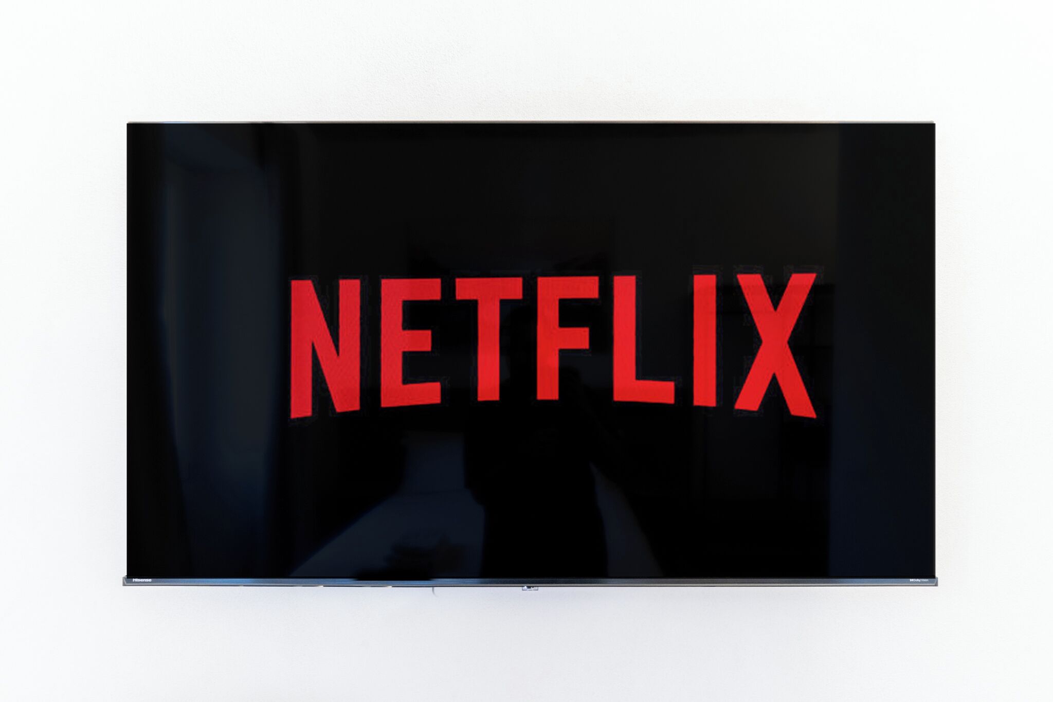 Un televisor de pantalla plana mostrando el logotipo de Netflix.