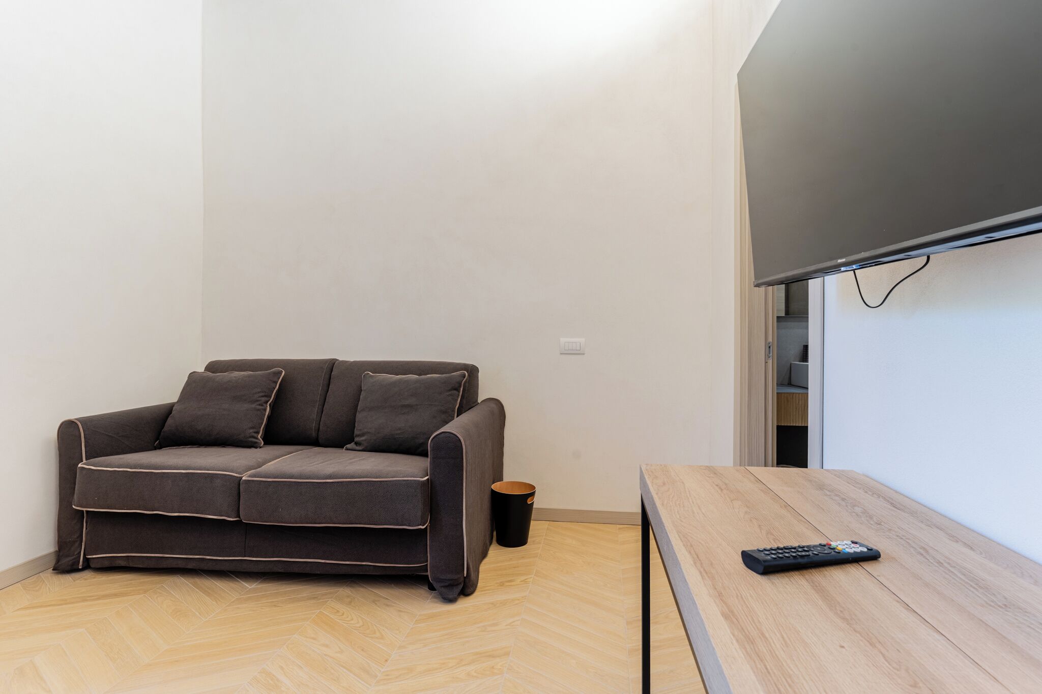 Superior vierpersoonskamer, uitzicht op stad | Woonruimte | Een 45-inch smart-tv met kabelzenders