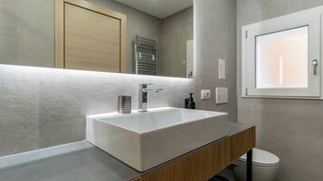 Comfort Triple Room, Courtyard View | Bathroom | Shower, free toiletries, hair dryer, towels