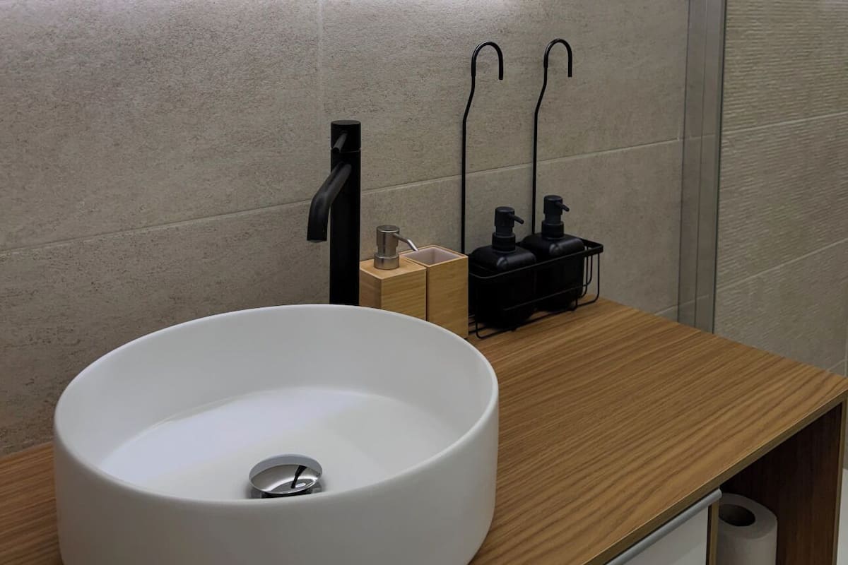 Habitación doble Deluxe, vista a la ciudad | Baño | Regadera, amenidades de baño gratuitas, secadora de cabello, toallas 