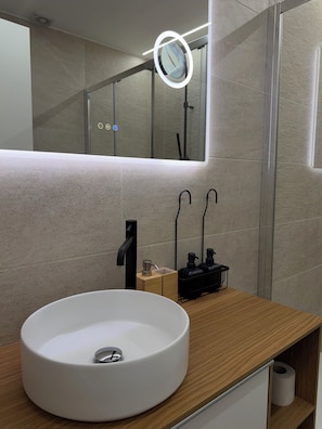 Deluxe Double Room, City View | Bathroom | Shower, free toiletries, hair dryer, towels - Urban Vatican Rooms Cities of Art (Roma)