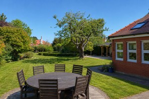 Outdoor dining - Allenbrook - Five Bedroom Cottage, Sleeps 9 (Rhos on Sea)
