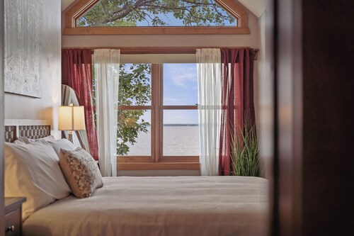 NEW Gull Lake, Sunsets, Hot Tub, Game Room
