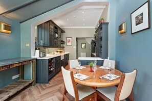 Dining - Spacious Two Bedroom City Centre Cottage (Edinburgh)