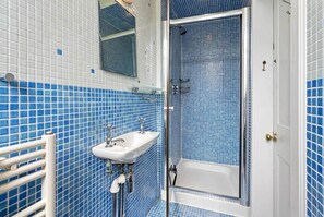 Bathroom - Spacious Two Bedroom City Centre Cottage (Edinburgh)