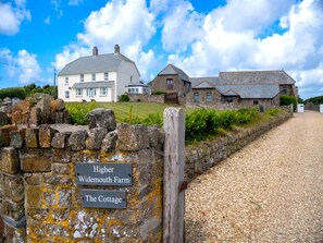 A stone wall with signs for 'Higher Widemouth Farm' and 'The Cottage'. - Home Near Widemouth Bay (Bude)