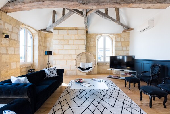 Living area - Magnificent Loft in Libourne Center with Wi-Fi and Air Conditioning (Libourne)