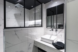 Bathroom - Magnificent Loft in Libourne Center with Wi-Fi and Air Conditioning (Libourne)