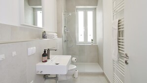 A modern bathroom with a shower, toilet, and sink. - HomeME Bad Oeynhausen City (Bad Oeynhausen)