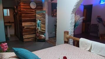 Een slaapkamer met een bed, een klok en een houten wand.