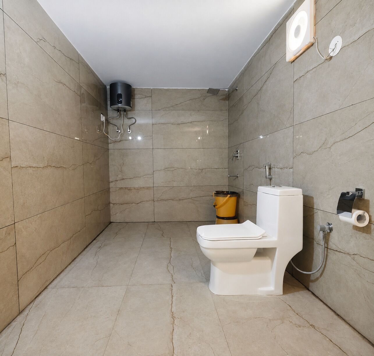 Un baño con inodoro, ducha y perchero.
