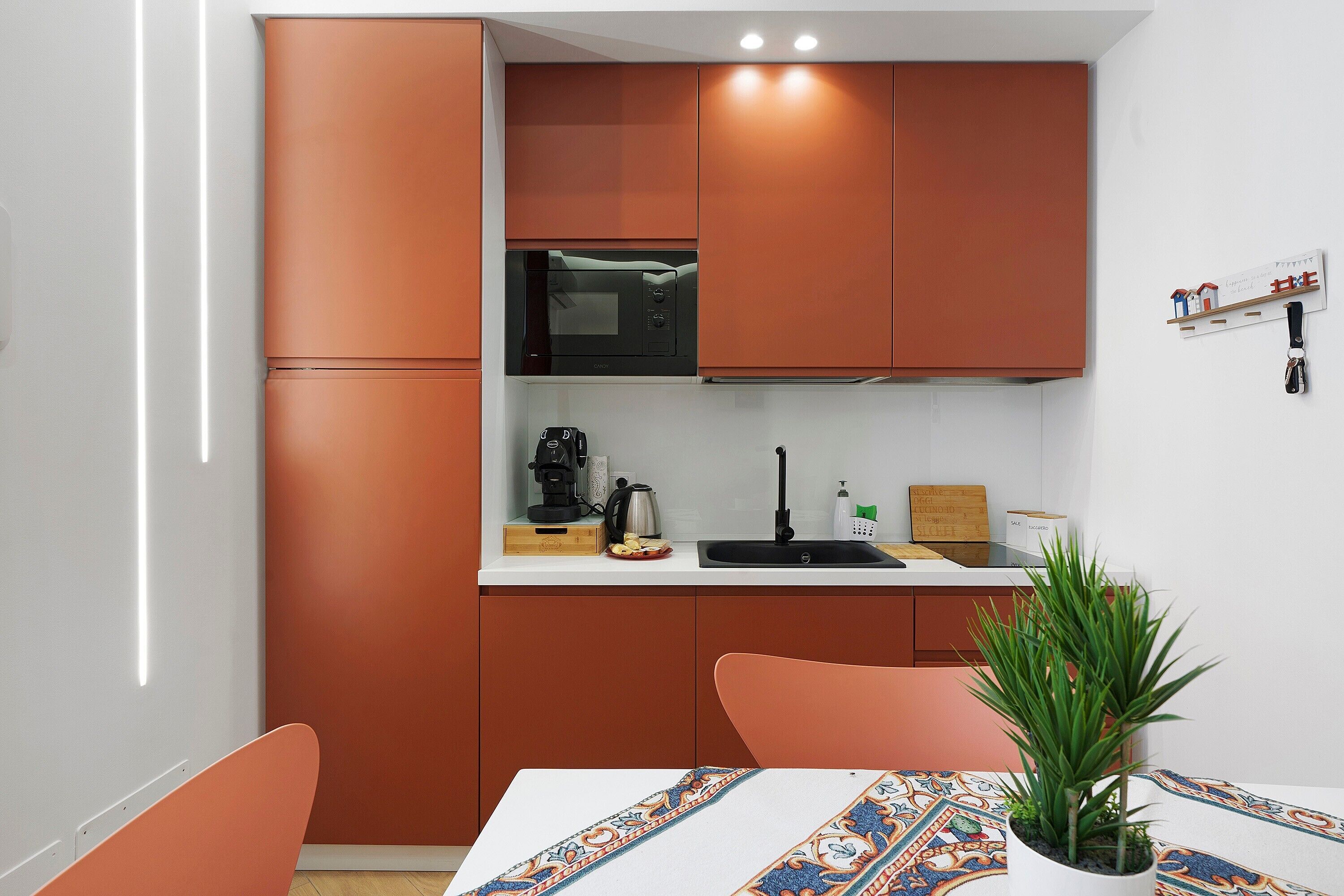 Coffee/tea maker, fridge, microwave, stovetop