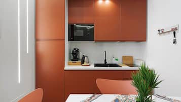 Coffee/tea maker, fridge, microwave, stovetop
