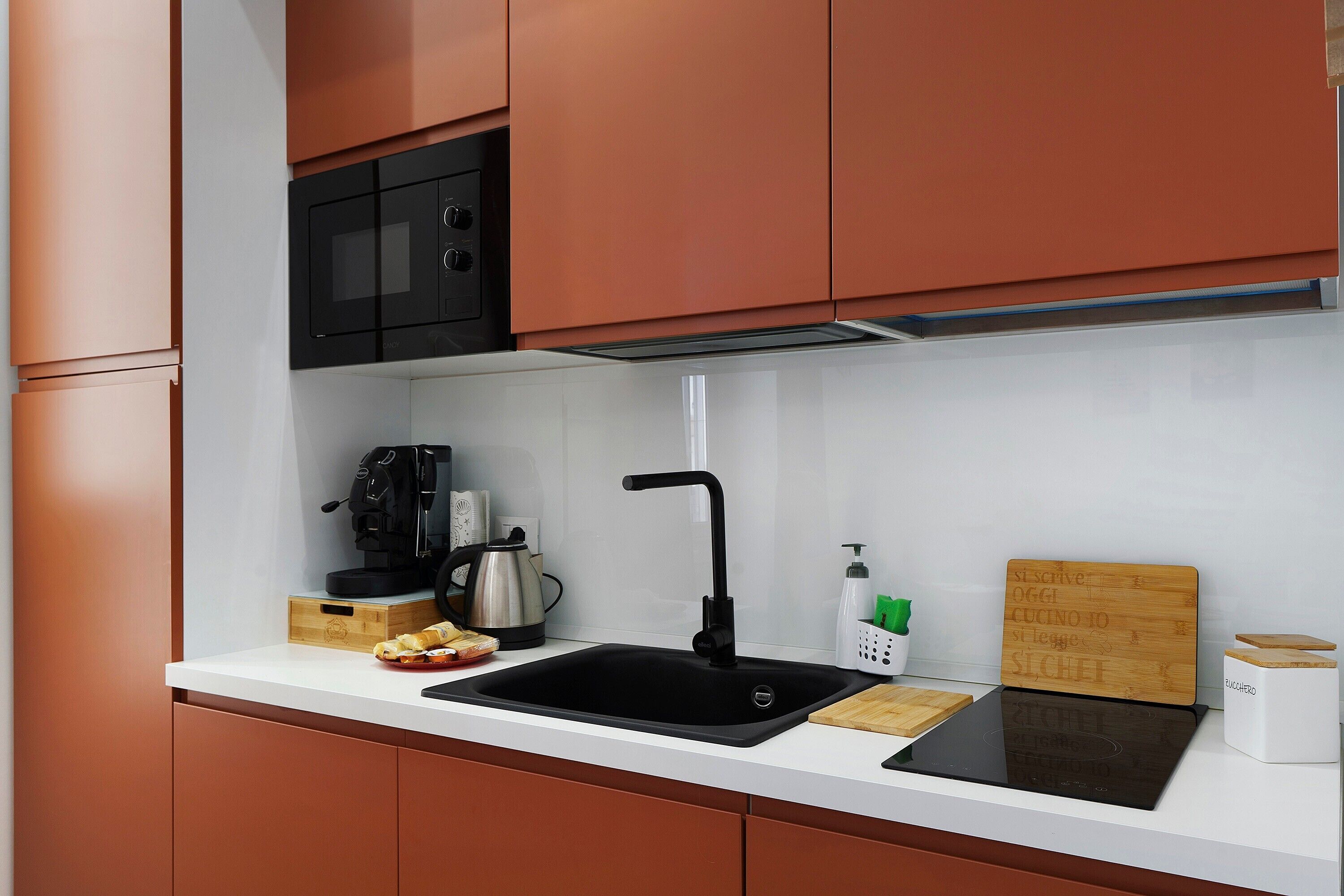 Coffee/tea maker, fridge, microwave, stovetop