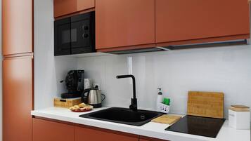 Coffee/tea maker, fridge, microwave, stovetop