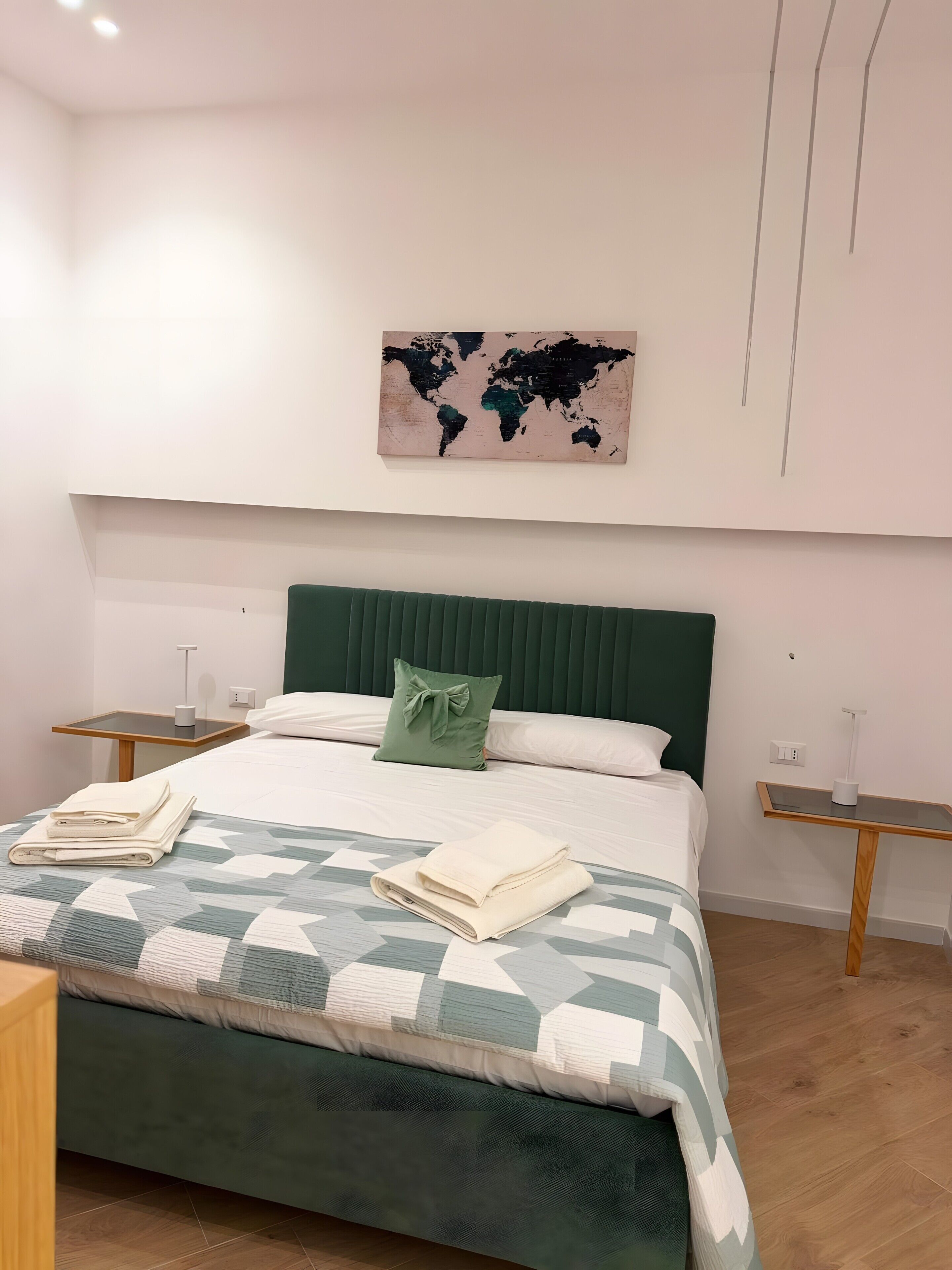 Een strijkplank/strijkijzer, wifi, beddengoed