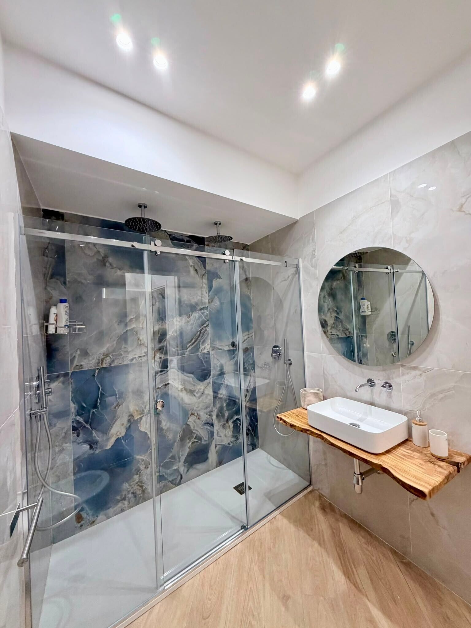 Een douche, een haardroger, handdoeken