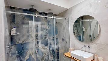 Een douche, een haardroger, handdoeken