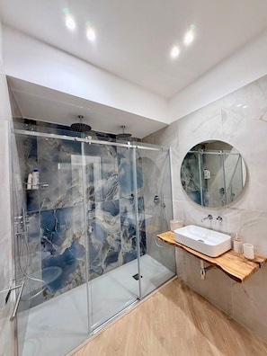Een douche, een haardroger, handdoeken
